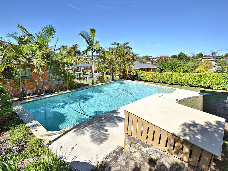 24 Valentia Street, Mansfield QLD photograph