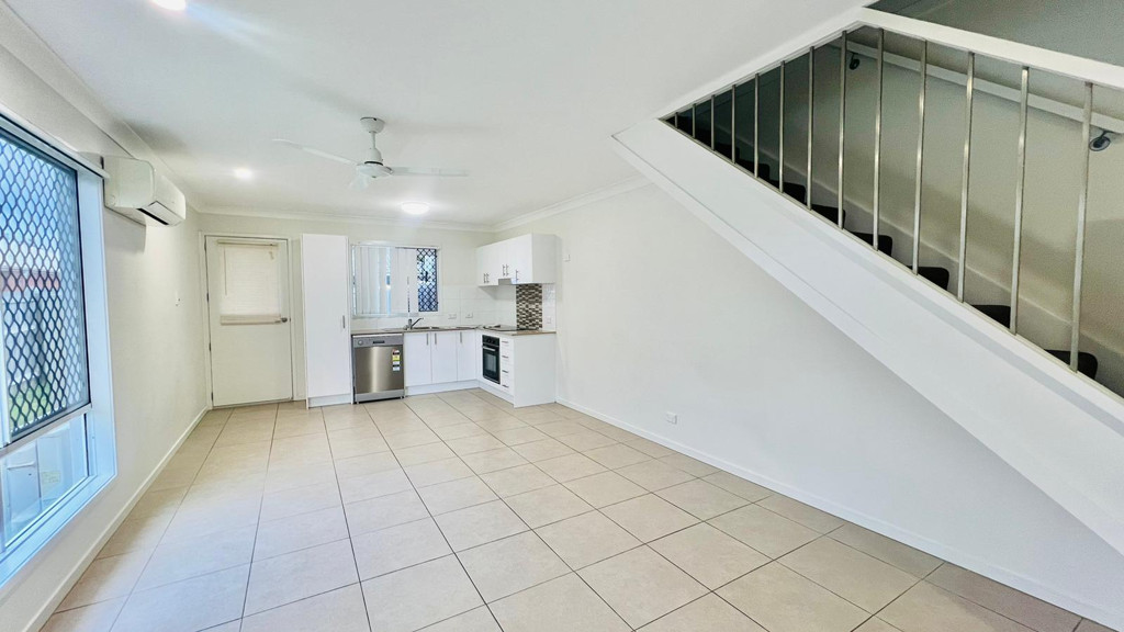 2/13 Atlantic Drive, Loganholme QLD photograph